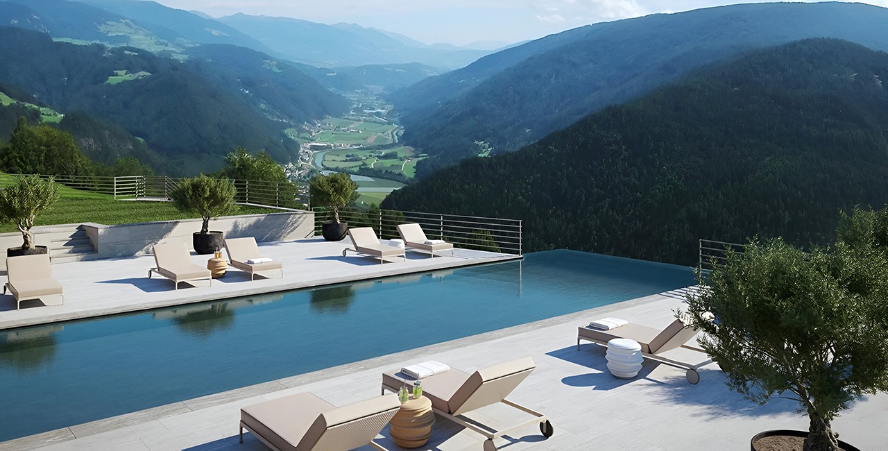 Καλοκαιρινή θέα από ορεινό κατάλυμα με πισίνα και πράσινο τοπίο