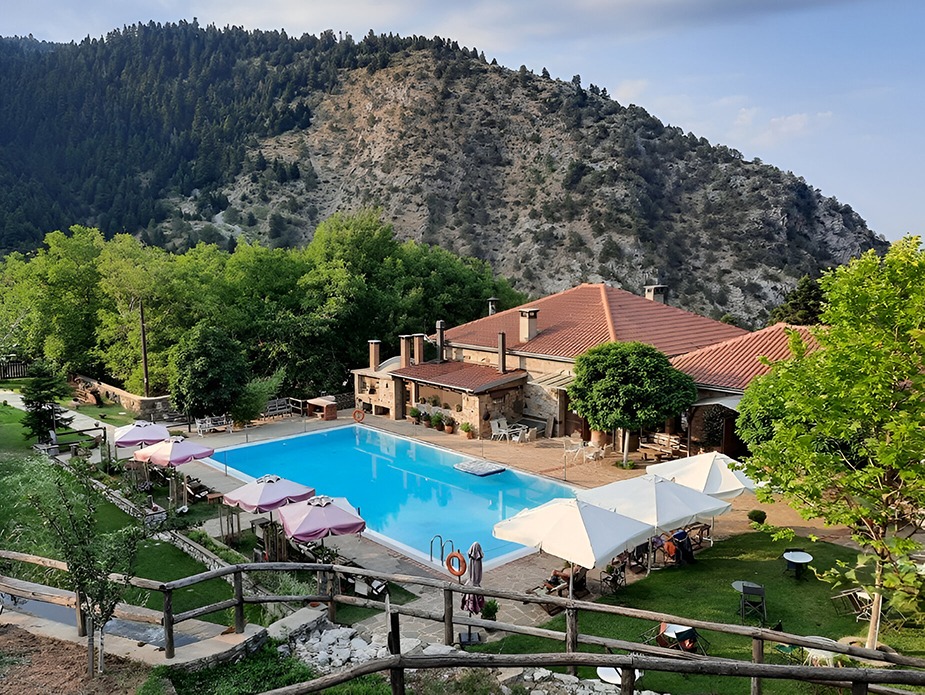 Θέα στο βουνό και καλοκαιρινές δραστηριότητες